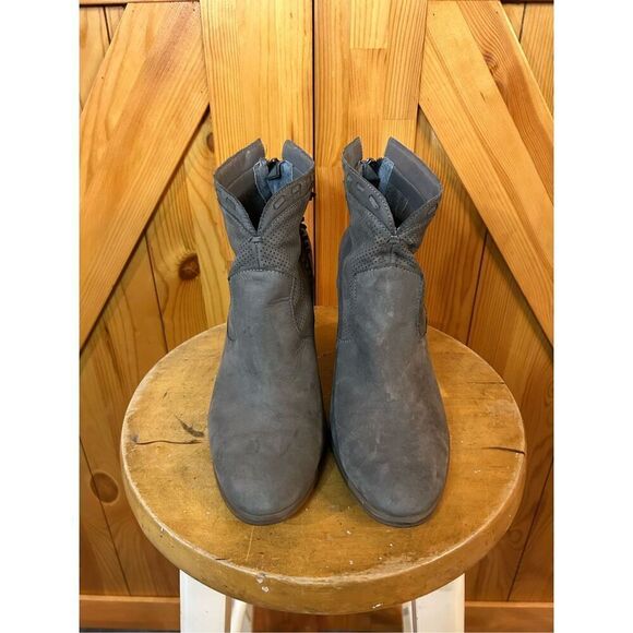 Vince Camuto Fretzia Ankle Bootie Gray Suede Boot Perforated 3.5” Heel 8.5 - Picture 2 of 7